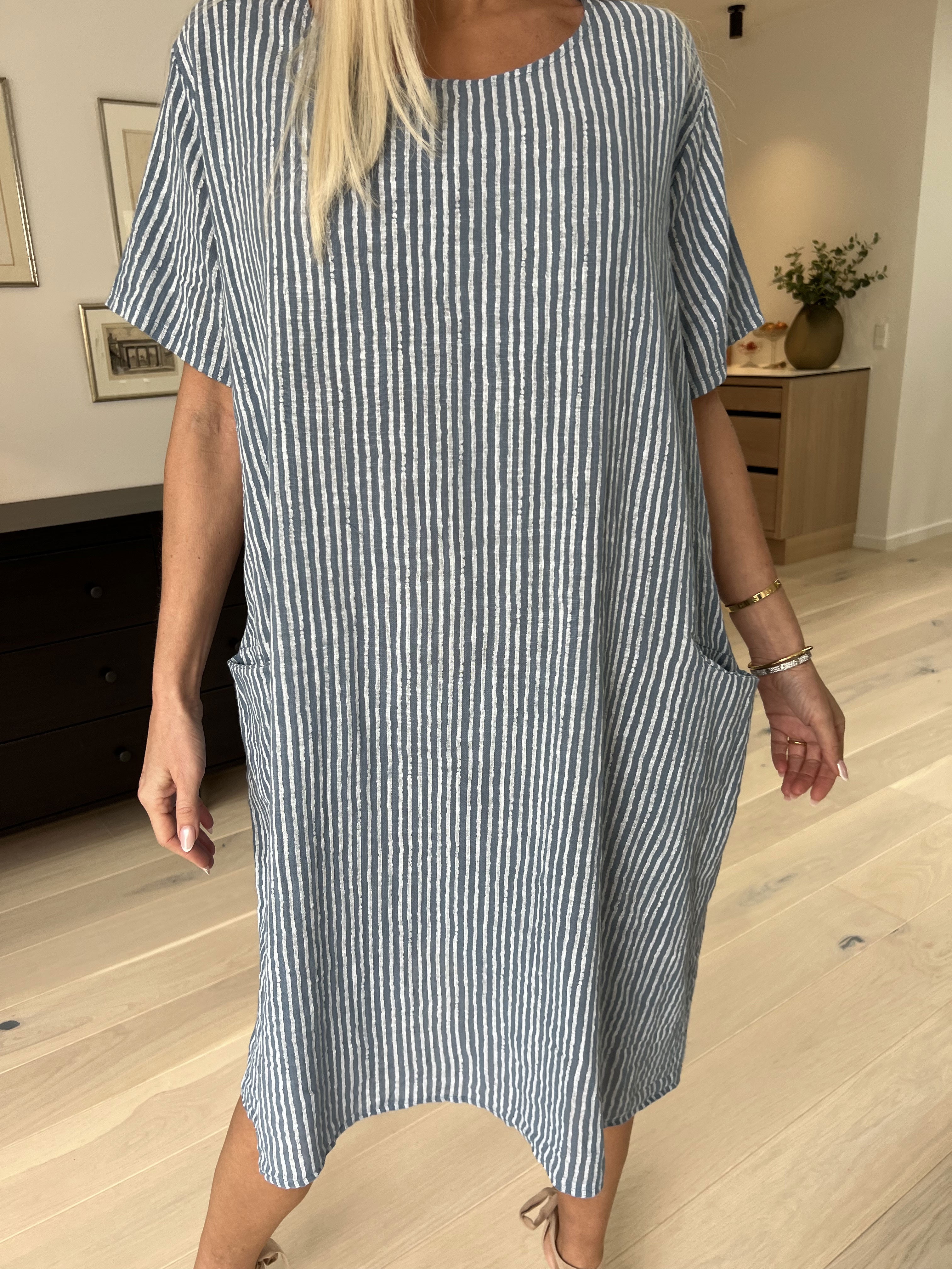 Louise - Fin stribet kjole i hørlignende stof i bomuld